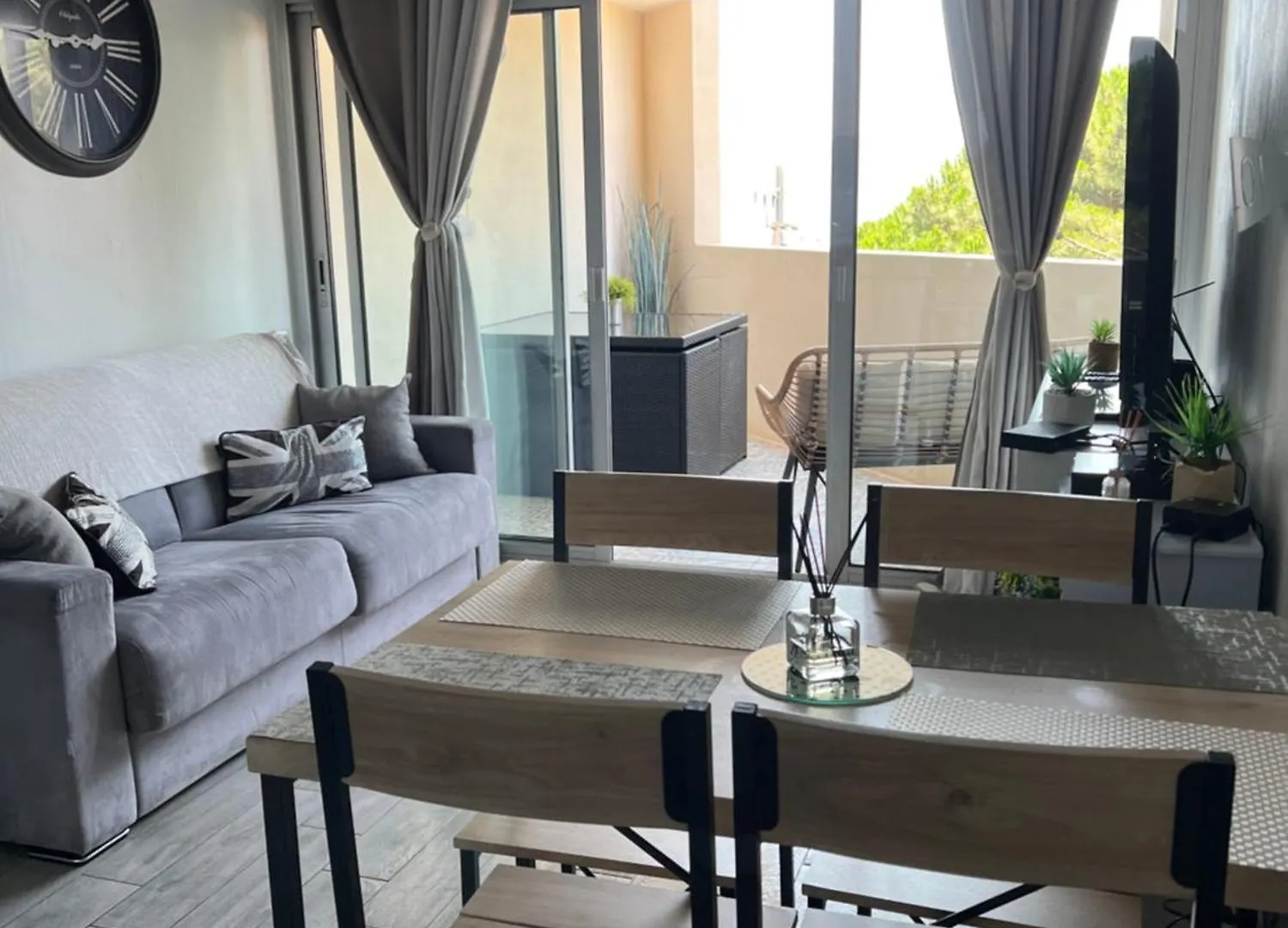 Joli 2 Pieces Aux Pieds Des Plages Cannes Fransa